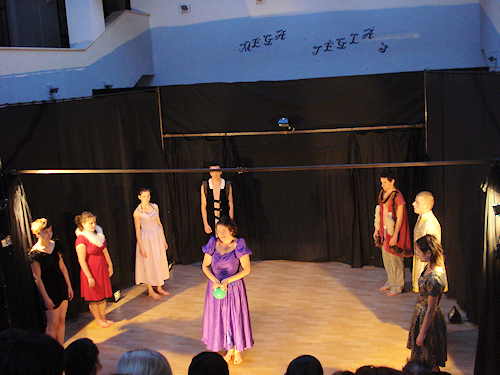 Trupa de teatru Osonó în judeţul Hunedoara