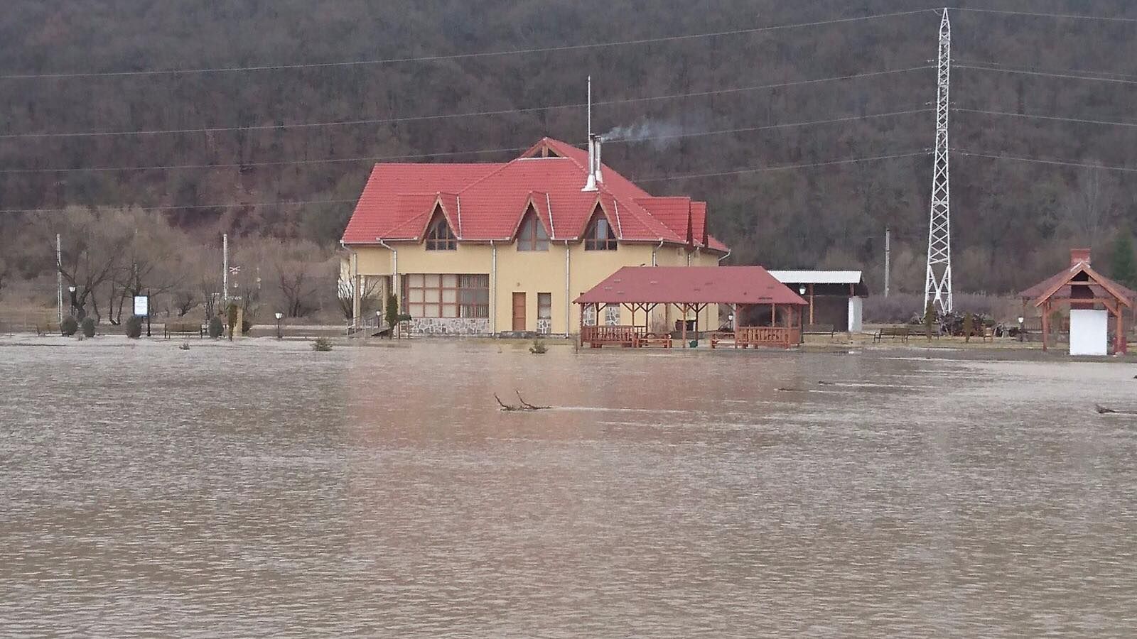 La Căpeni, nivelul apei a scăzut, dar starea de alertă rămâne valabilă