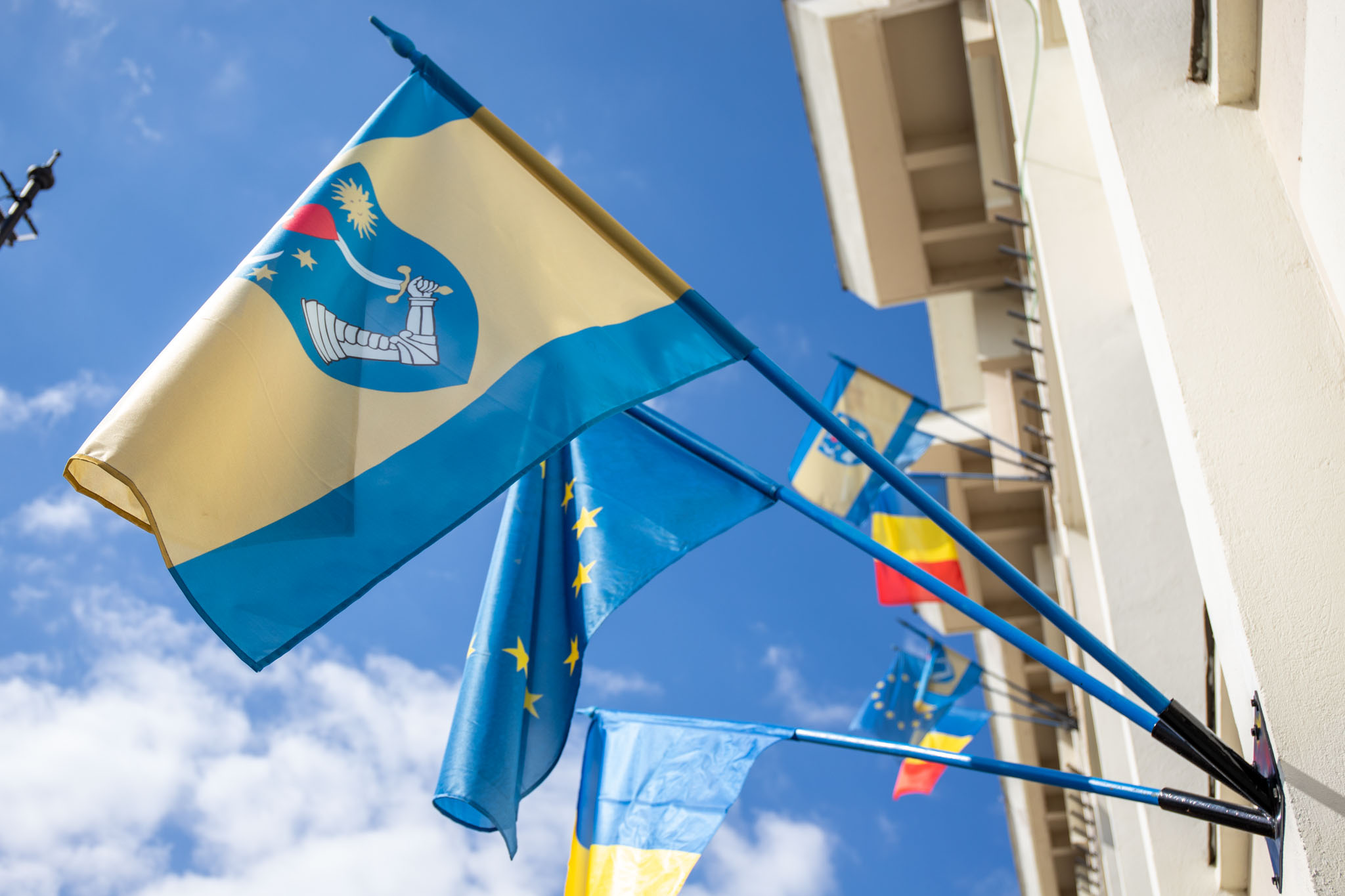 Steagul oficial al județului Covasna, arborat pe fațada Consiliului Județean